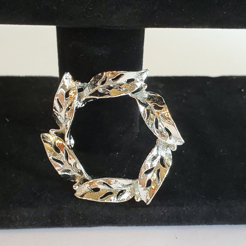 Vintage Leaf Pattern Wreath Brooch Pin Round Silver 1960's and 1950's